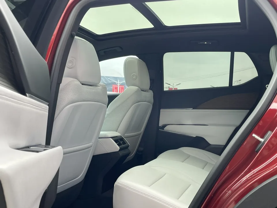 Cadillac GT4 25T Fashion Edition 2024 — миниатюра 3