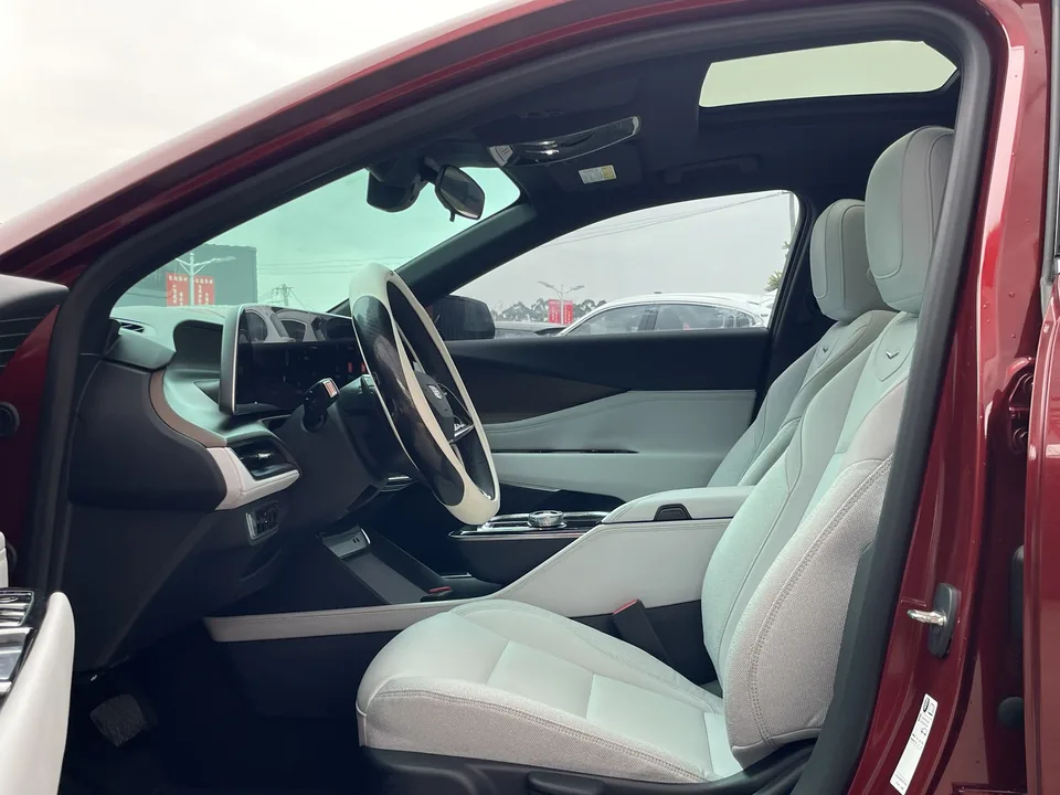 Cadillac GT4 25T Fashion Edition 2024 — миниатюра 5