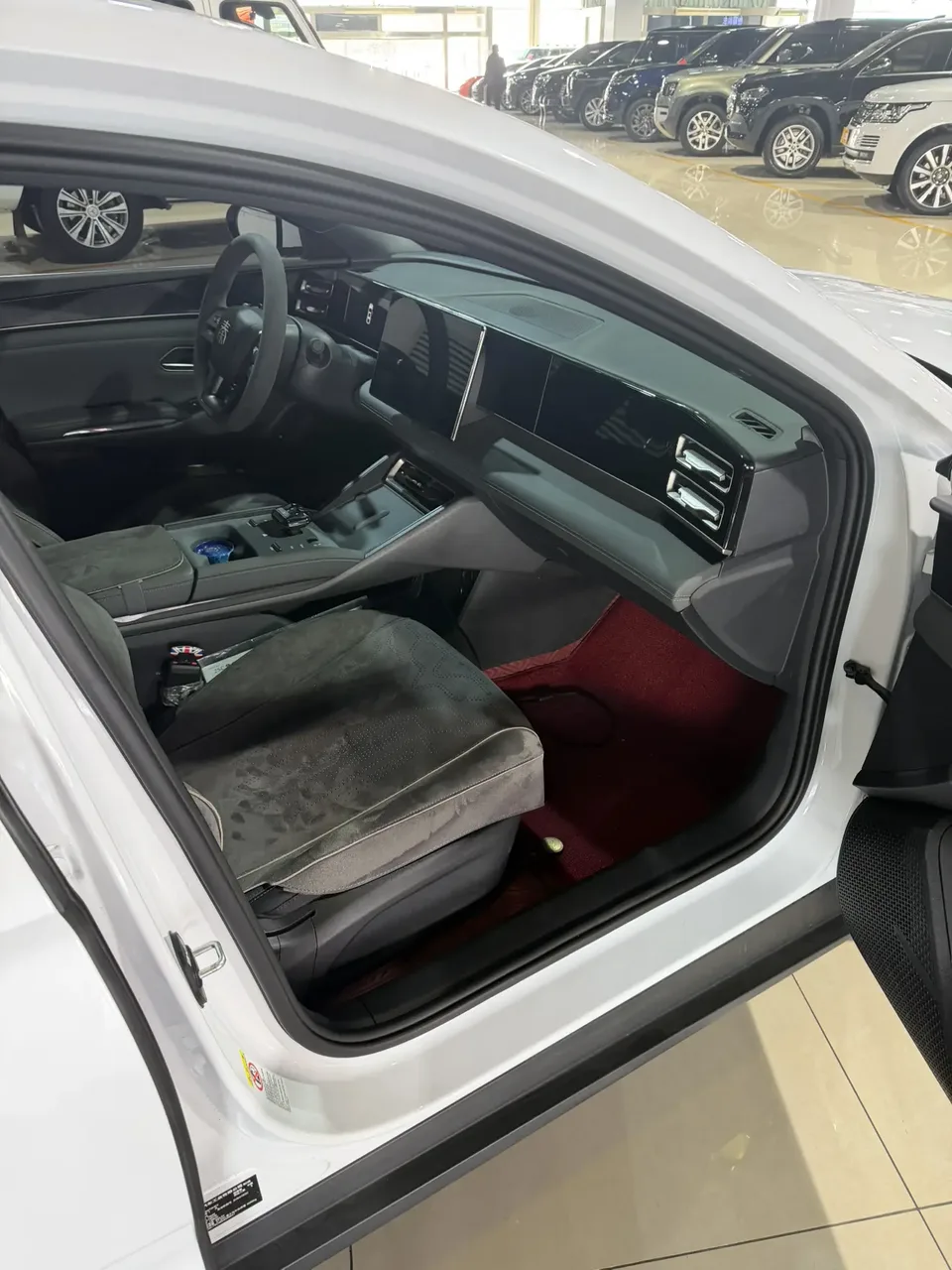 BYD Qin L DM Intelligent Driving Edition DM-i 80KM Leading Edition 2025 — миниатюра 2