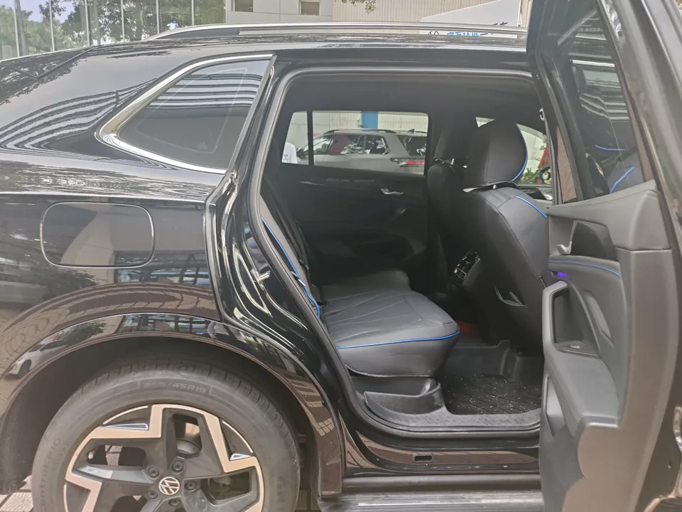 Volkswagen Tiguan L Tiguan L 2026 Pro 380TSI 2WD R-Line Smart Edition 2025 — thumbnail 4