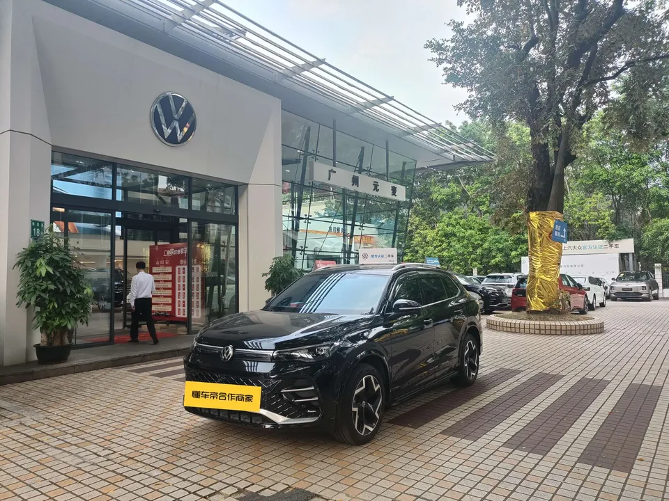 Volkswagen Tiguan L Tiguan L 2026 Pro 380TSI 2WD R-Line Smart Edition 2025 — photo 1, buy with delivery to Moscow