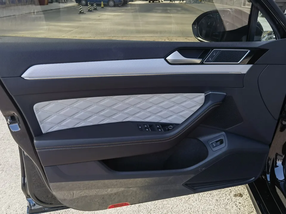 Volkswagen Magotan Magotan 2024 2 million units public enjoyment model 330TSI DSG luxury model 2024 — thumbnail 3