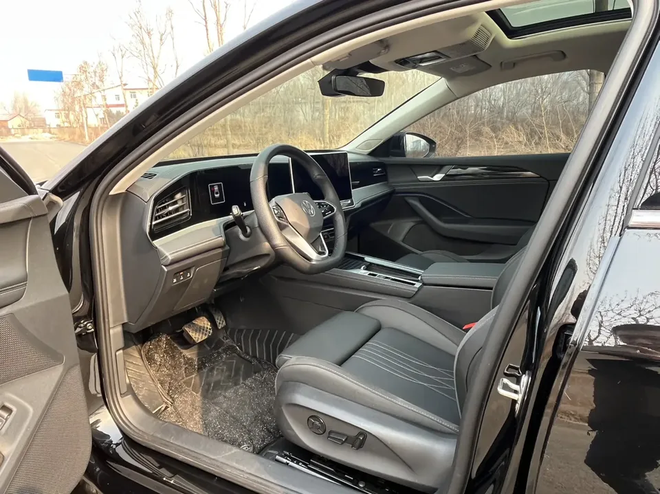 Volkswagen Magotan 300TSI Premium Edition Conspicuous Package 2025 — миниатюра 4