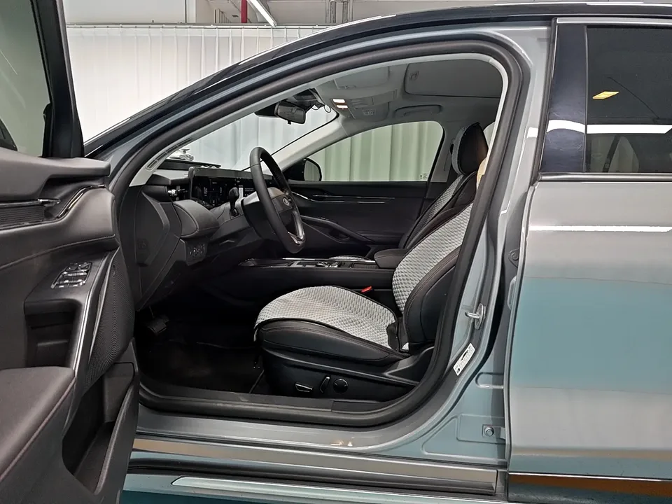Ford Mondeo facelift EcoBoost 245 luxury model 2023 — миниатюра 5