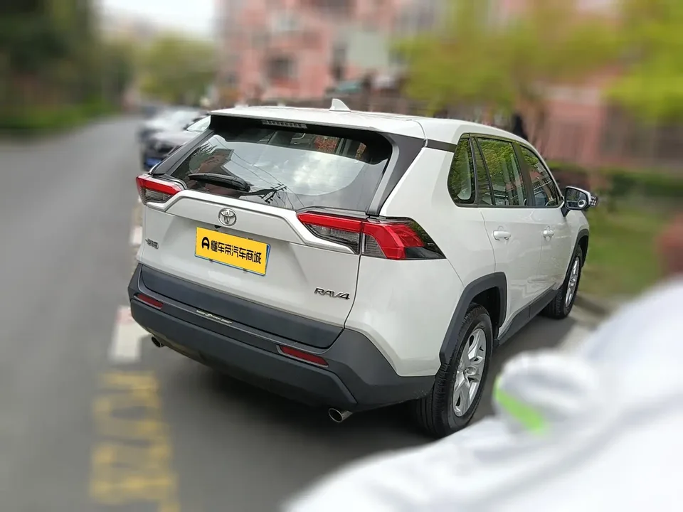 Toyota RAV4 2.0L CVT 2WD Urban Edition 2023 — миниатюра 4