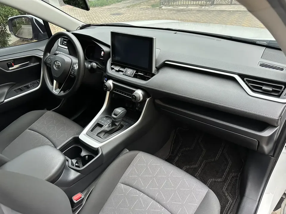Toyota RAV4 2.0L CVT 2WD Fashion Edition 2023 — миниатюра 3