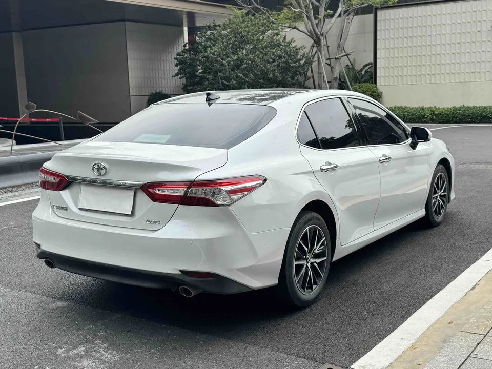 Toyota Camry 2.0G Deluxe Edition 2023 — миниатюра 4