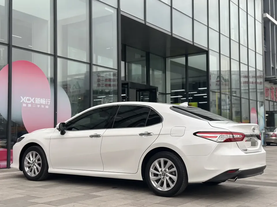 Toyota Camry 2.0G Deluxe Edition 2022 — миниатюра 2