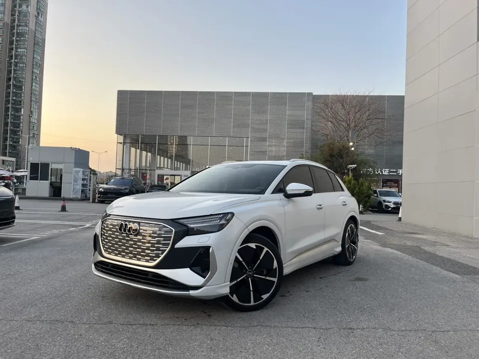 Audi Q4 e-tron Audi Q4 e-tron 2023 50 e-tron quattro Creative Edition 2023 — photo 1, buy with delivery to Moscow