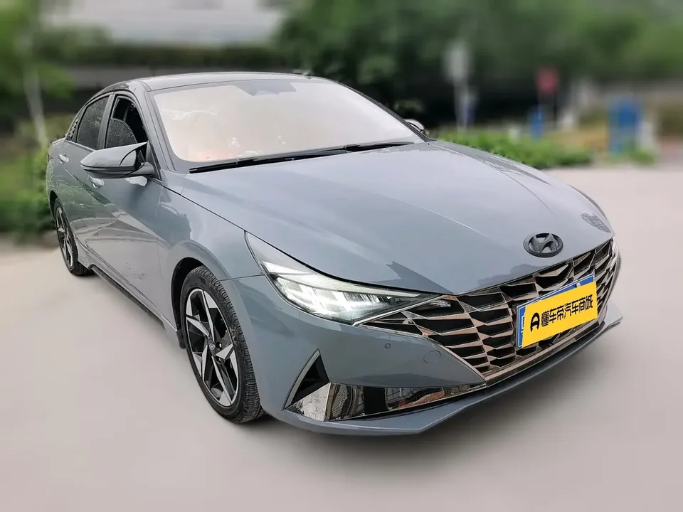 Hyundai Elantra 1.5L CVT LUX Premium Edition 2023 — миниатюра 3
