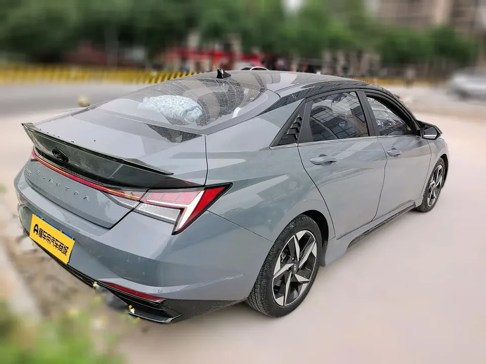 Hyundai Elantra 1.5L CVT LUX Premium Edition 2023 — миниатюра 4