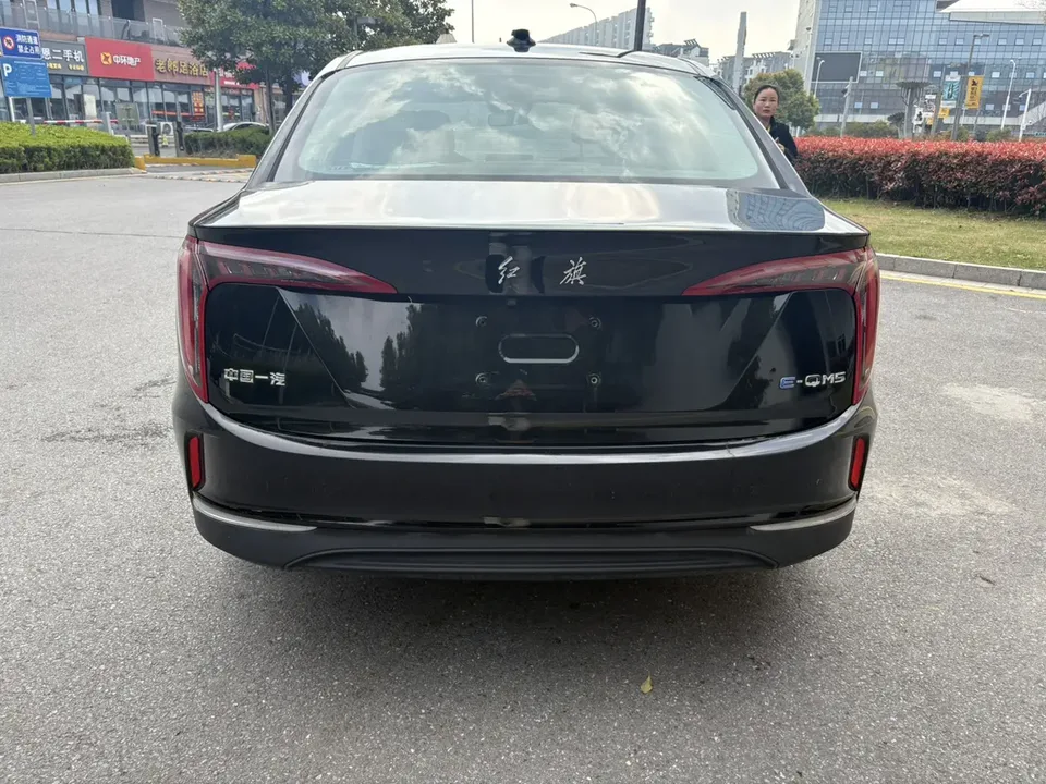 Hongqi E-QM5 Charging Edition 2023 — миниатюра 2