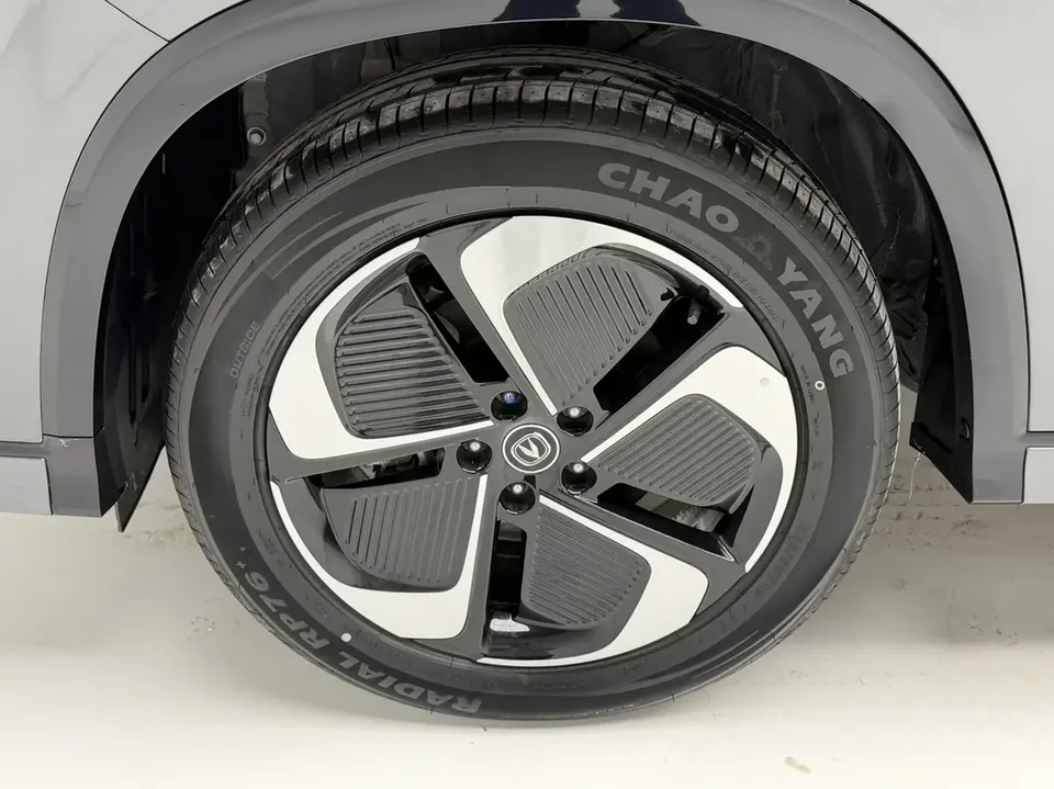 Changan CS75 PLUS Smart Electric iDD iDD 1.5T 150km Smart Leading Edition 2026 — миниатюра 3