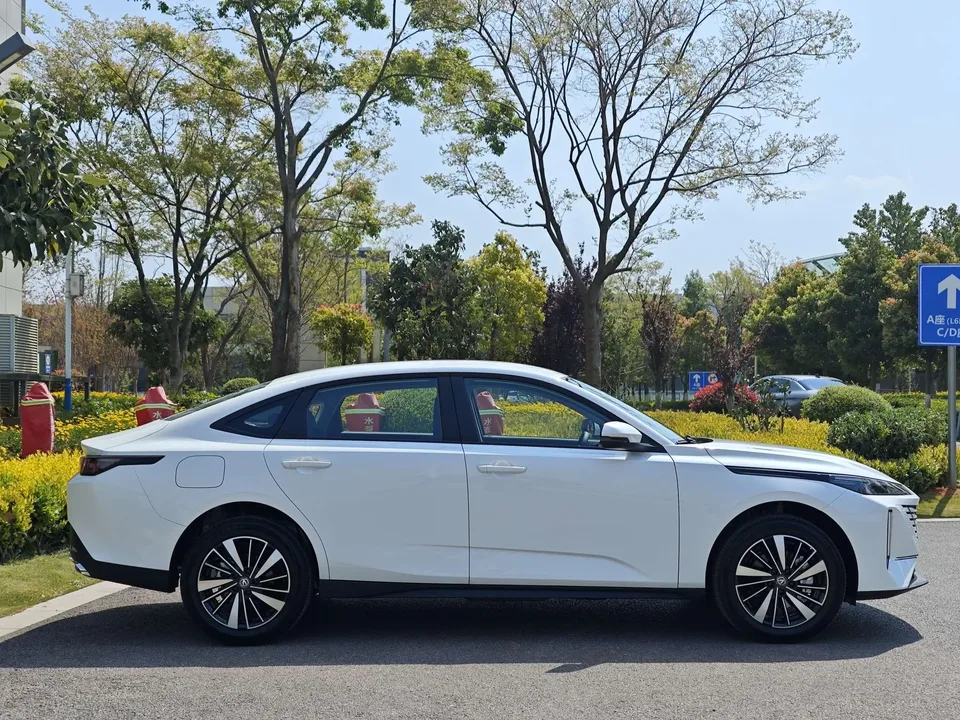 Changan Eado PHEV Eado PHEV Smart New Blue Whale 145KM High Energy Edition 2026 — миниатюра 4