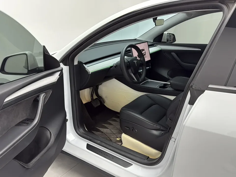 Tesla Model Y rear-wheel drive version 2023 — миниатюра 5