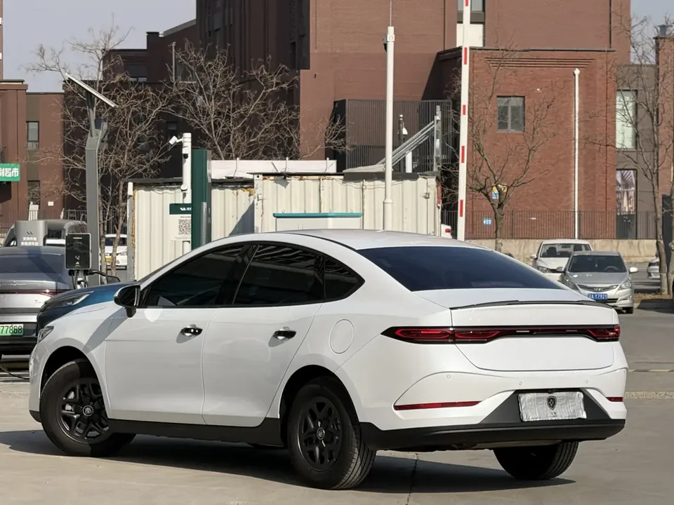 BYD Qin PLUS DM Intelligent Driving Edition DM-i 55KM Beyond Edition 2025 — миниатюра 2