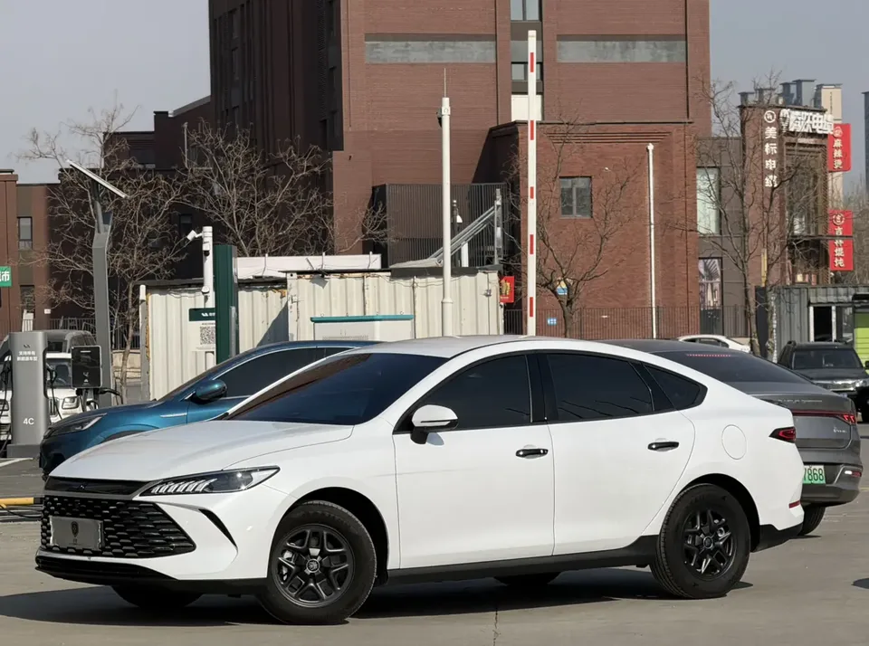 BYD Qin PLUS DM Intelligent Driving Edition DM-i 55KM Beyond Edition 2025 — фото 1, купить с доставкой в Москву