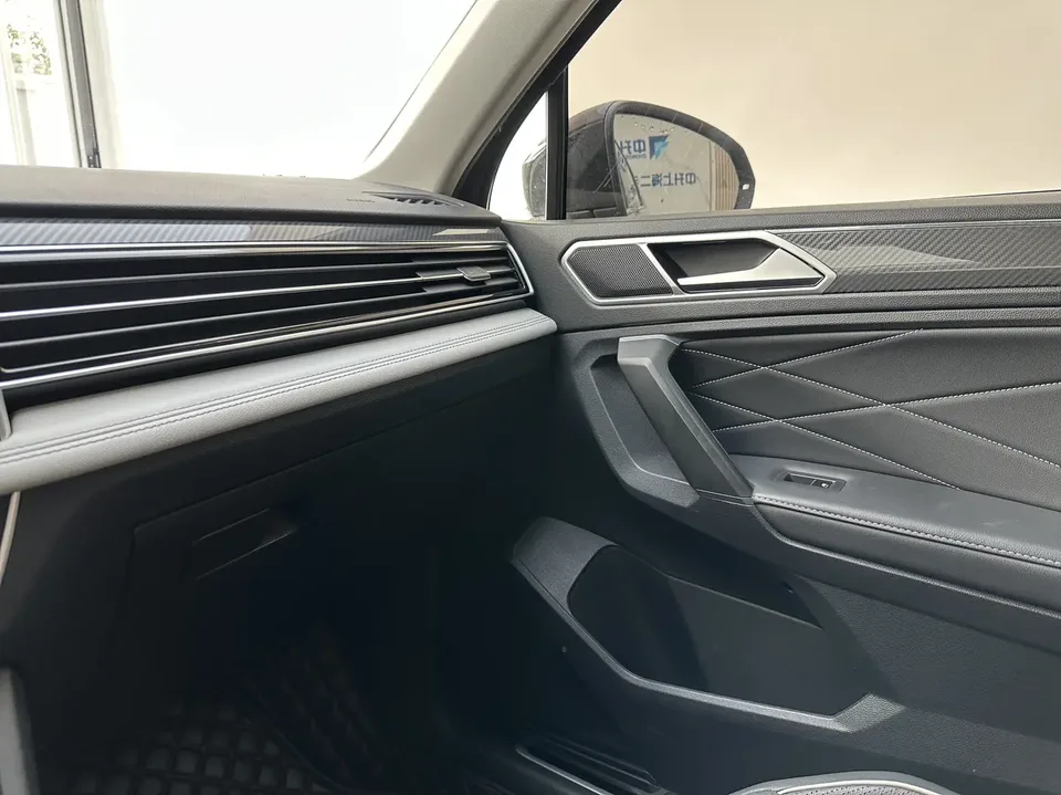 Volkswagen Tiguan L Tiguan L 2023 330TSI 2WD R-Line Enjoy Edition 2022 — миниатюра 4
