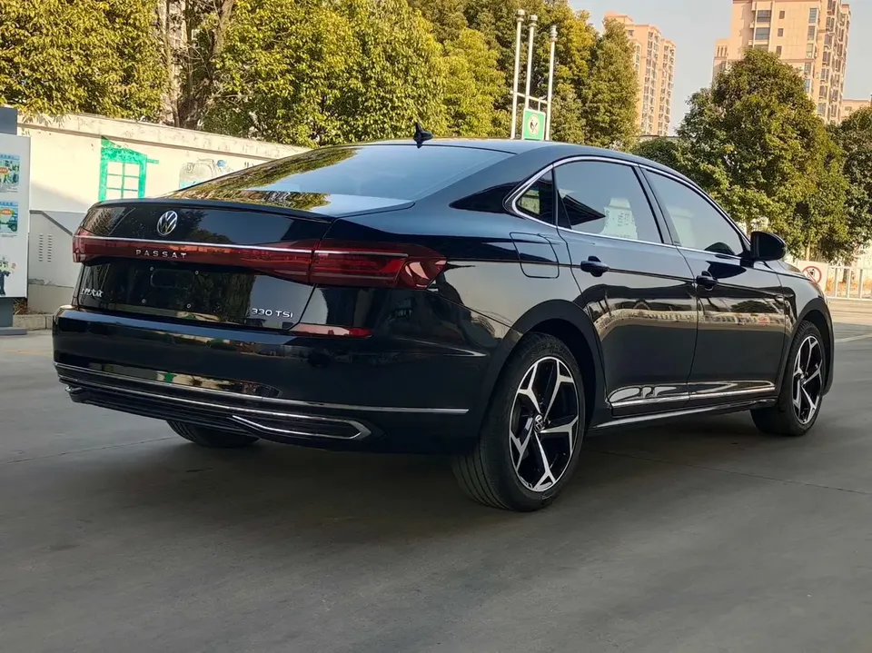 Volkswagen Passat facelift 330TSI Star Elite Edition 2023 — миниатюра 4