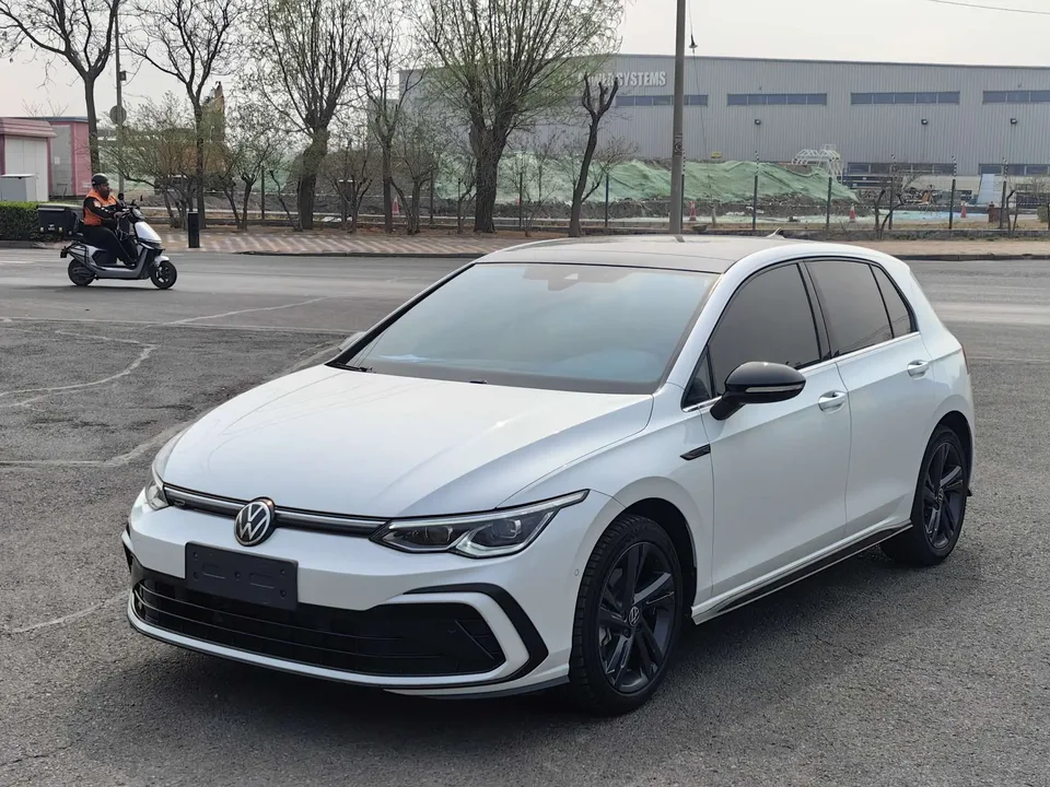 Volkswagen Golf 280TSI DSG R-Line 2022 — фото 1, купить с доставкой в Москву