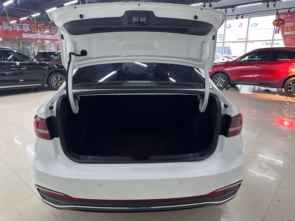 Volkswagen Lavida Lavida 2023 1.5L Automatic Starry Sky 5 Million Edition 2023 — thumbnail 5