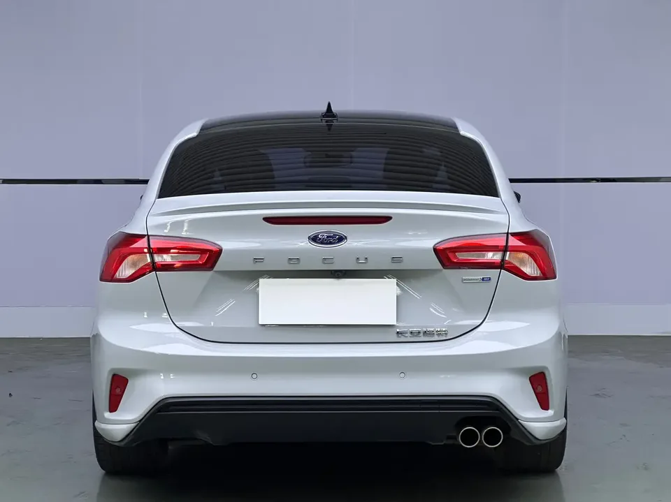Ford Focus sedan EcoBoost 180 automatic ST Line 2022 — миниатюра 2