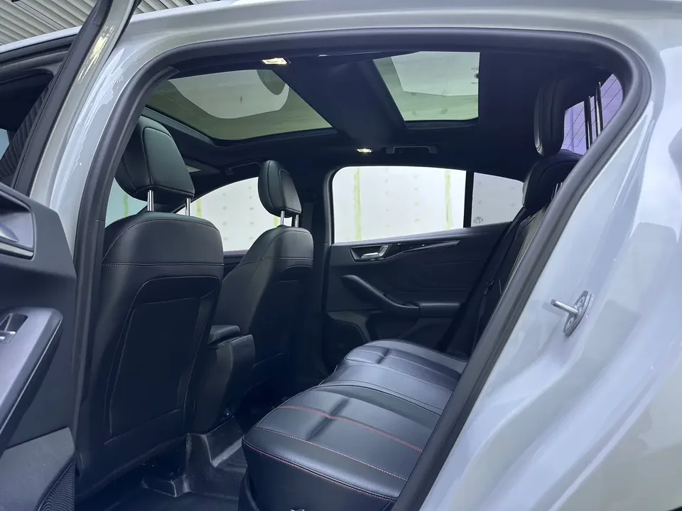 Ford Focus sedan EcoBoost 180 automatic ST Line 2022 — миниатюра 4