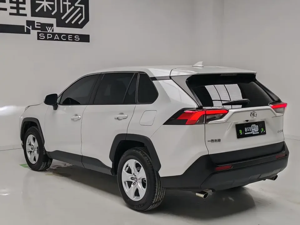 Toyota RAV4 2.0L CVT 2WD Urban Edition 2024 — миниатюра 2