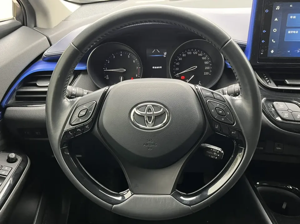 Toyota C-HR 2.0L Luxury Edition 2022 — миниатюра 3