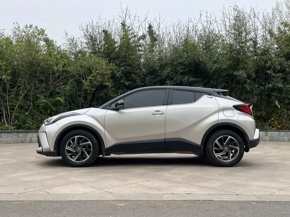 Toyota C-HR 2.0L Luxury Edition 2022 — миниатюра 4