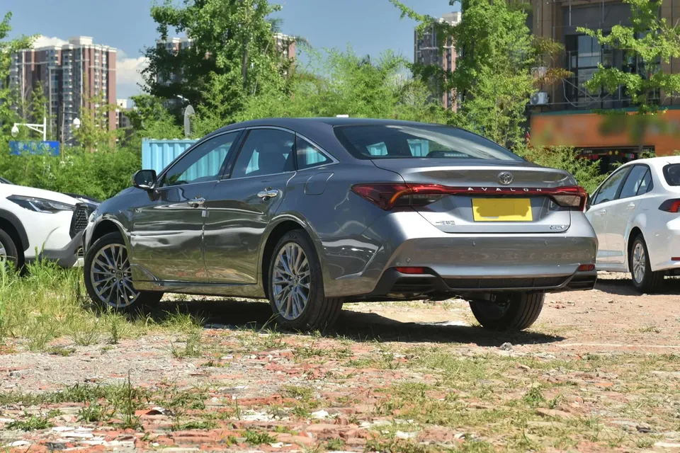 Toyota Avalon Intelligent Electric Hybrid 2.0L E-CVT Luxury Edition 2025 — миниатюра 2