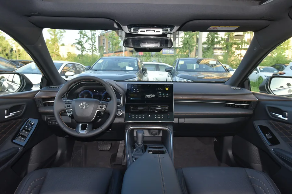 Toyota Avalon Intelligent Electric Hybrid 2.0L E-CVT Luxury Edition 2025 — миниатюра 3