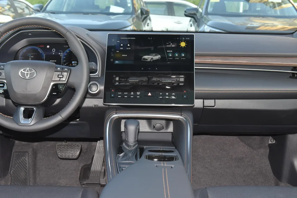 Toyota Avalon Intelligent Electric Hybrid 2.0L E-CVT Luxury Edition 2025 — миниатюра 5