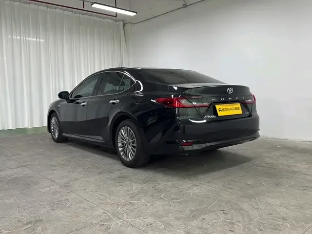 Toyota Camry Hybrid 2.0HGVP Luxury Edition 2025 — миниатюра 2