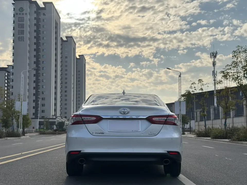 Toyota Camry 2.0G Deluxe Edition 2022 — миниатюра 2