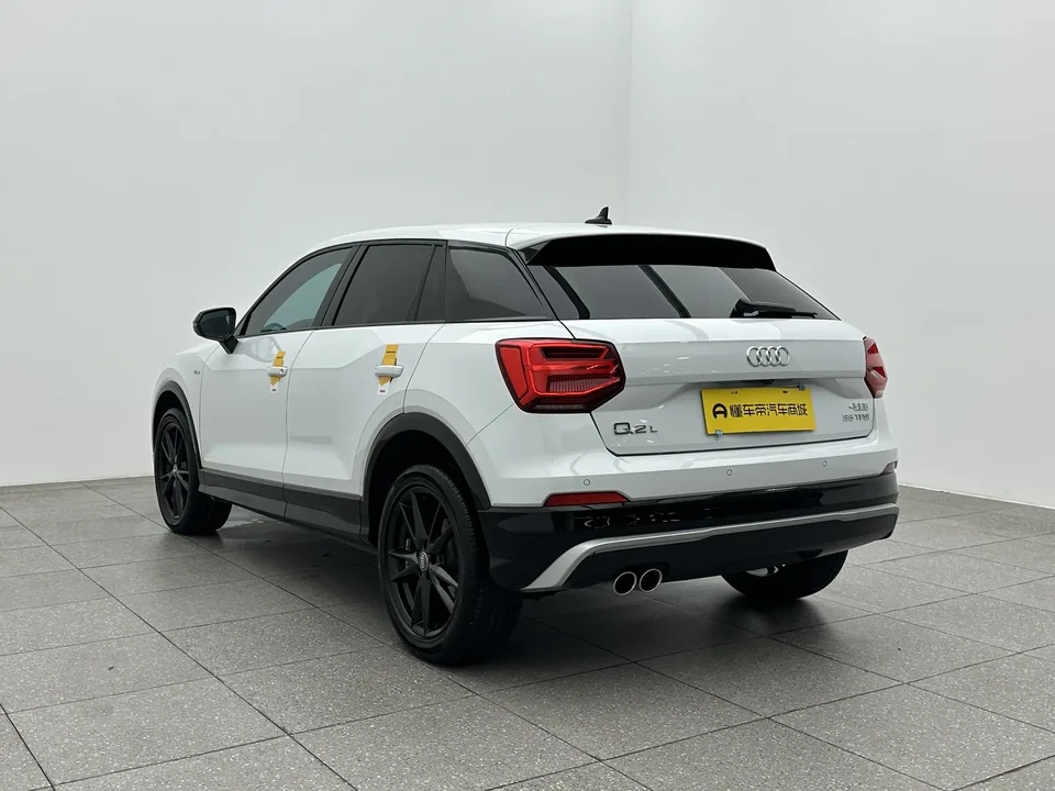 Audi Q2L Audi Q2L 2021 35TFSI aggressive and dynamic model 2022 — миниатюра 2