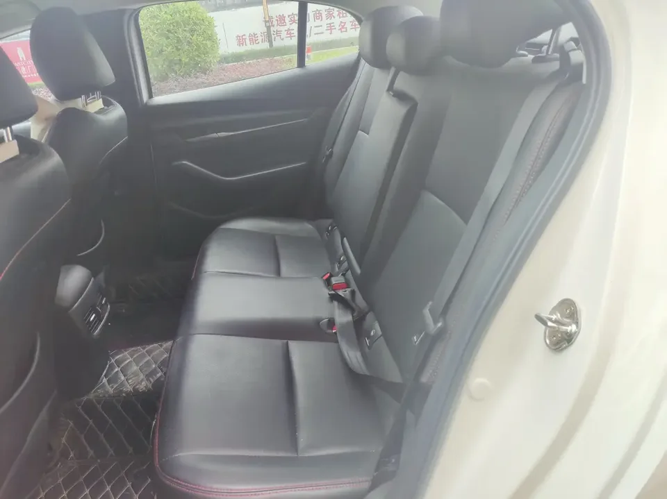 Mazda Axela 2.0L automatic quality version 2022 — миниатюра 3