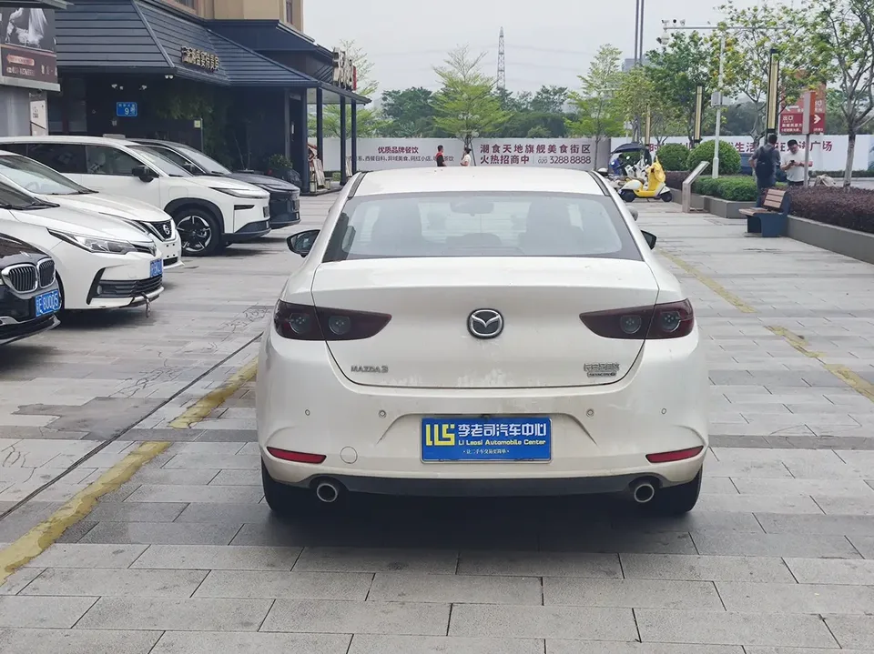 Mazda Axela 2.0L automatic quality version 2022 — миниатюра 4