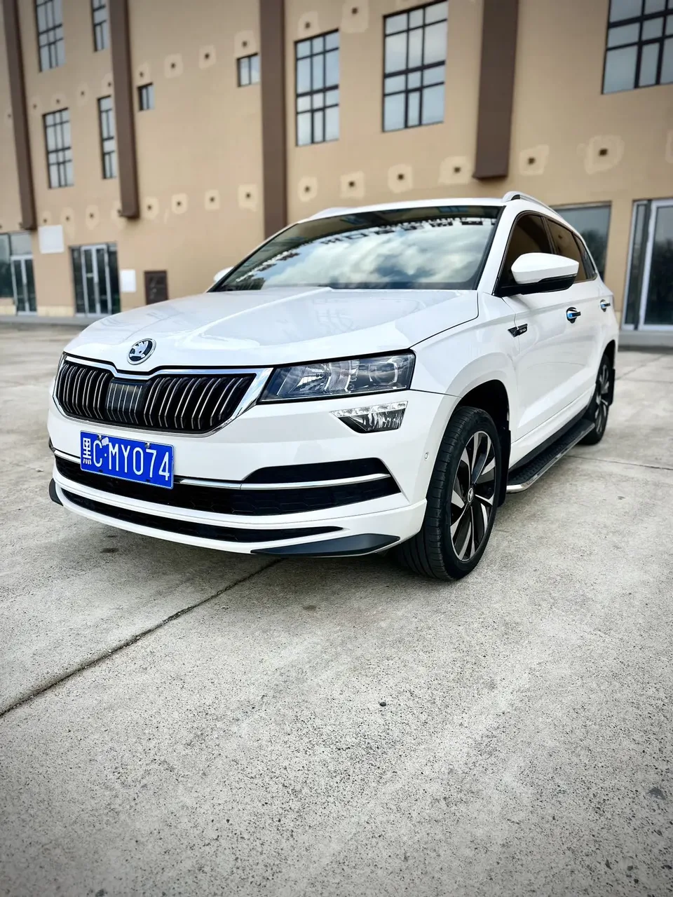Skoda Karoq TSI280 Luxury Edition 2022 — фото 1, купить с доставкой в Москву