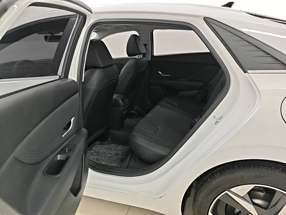 Hyundai Elantra 1.5L CVT GLX Elite Edition 2023 — миниатюра 5