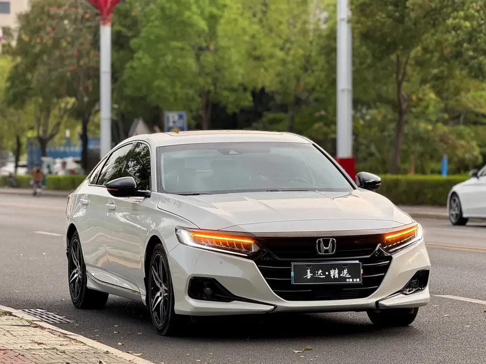Honda Accord 2022 Accord 260TURBO Fantasy Night Premium Edition 2022 — миниатюра 3