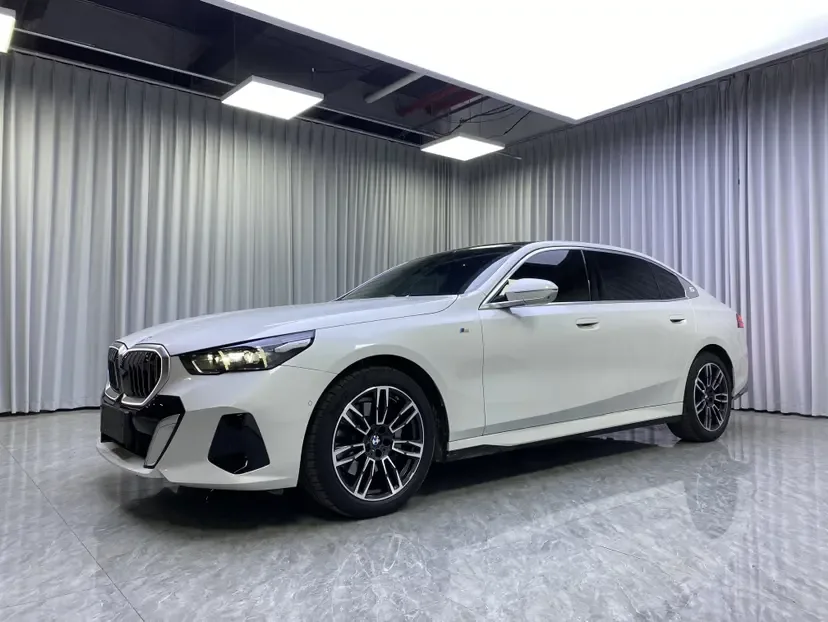 BMW 5 Series BMW 5 Series 2024 530Li Leading M Sport Package 2024 — фото 1, купить с доставкой в Москву
