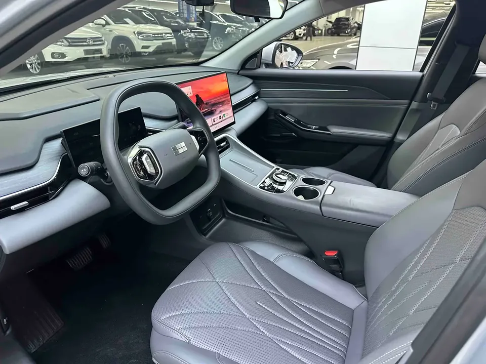 Geely Galaxy L6 1.5 EM-i DHT 140KM Exploration+ Edition 2025 — миниатюра 3