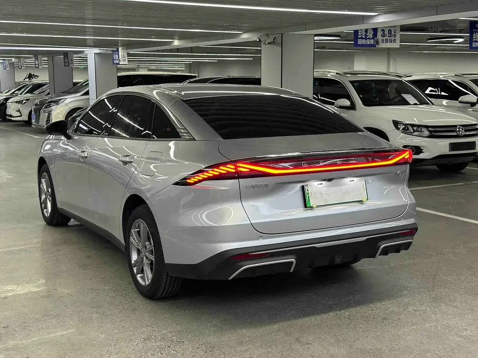 Geely Galaxy L6 1.5 EM-i DHT 140KM Exploration+ Edition 2025 — миниатюра 4