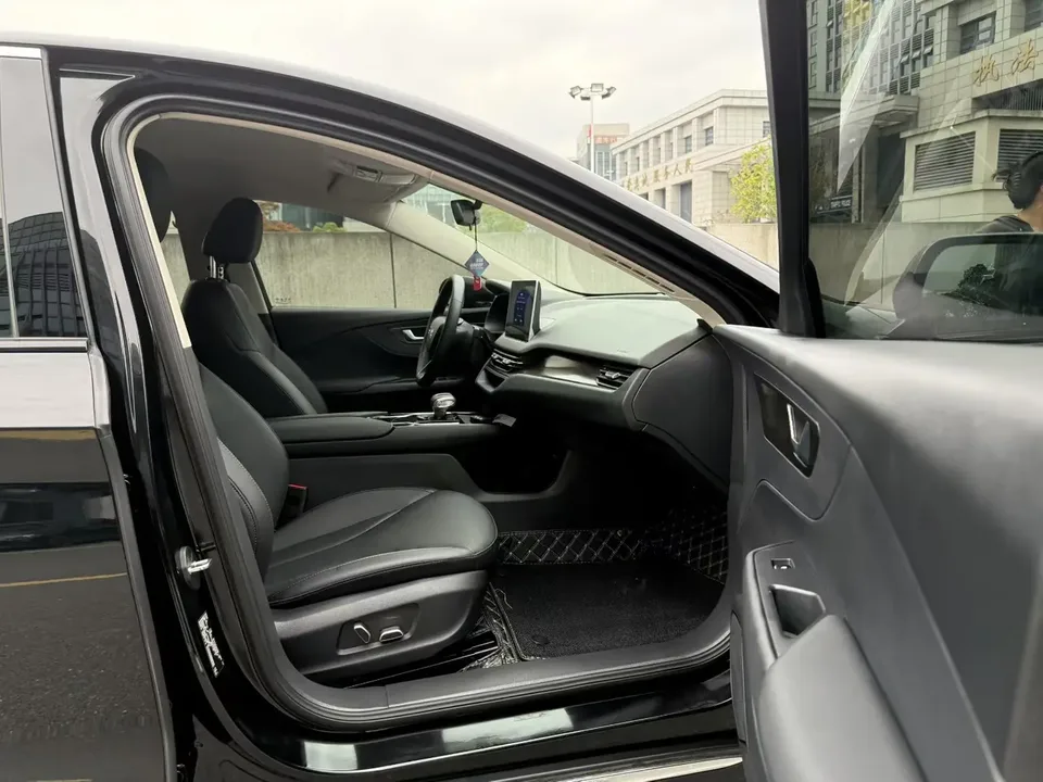 Hongqi E-QM5 charging 431km enjoyment version 5 seats 2023 — миниатюра 3