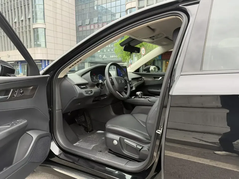 Hongqi E-QM5 charging 431km enjoyment version 5 seats 2023 — миниатюра 5