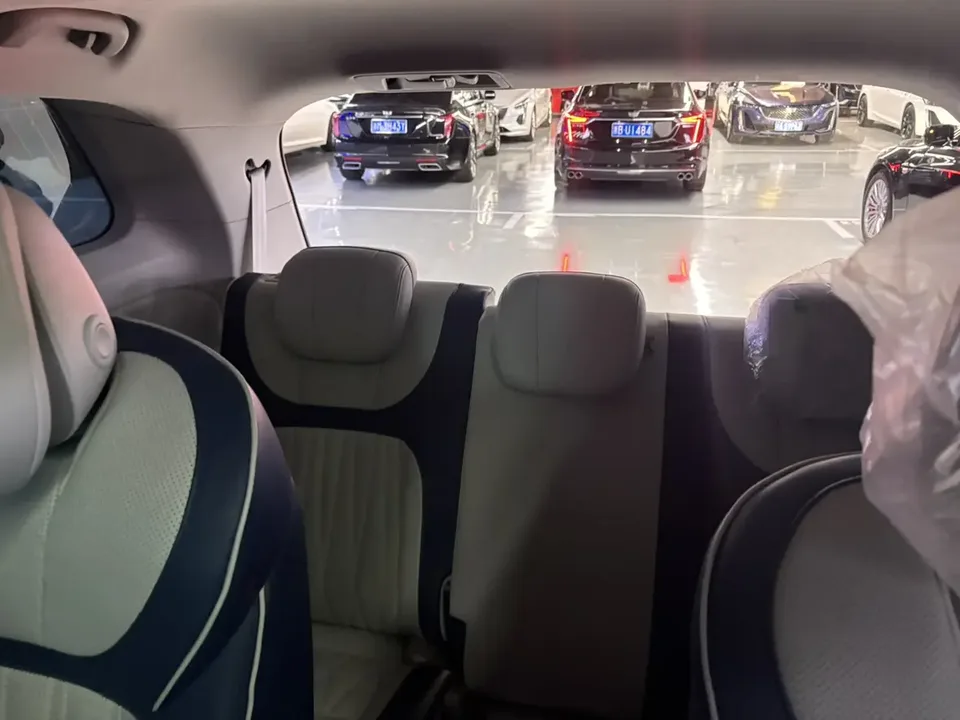 Roewe iMAX8 Roewe iMAX8 2022 400TGI Honor Edition 2022 — миниатюра 2