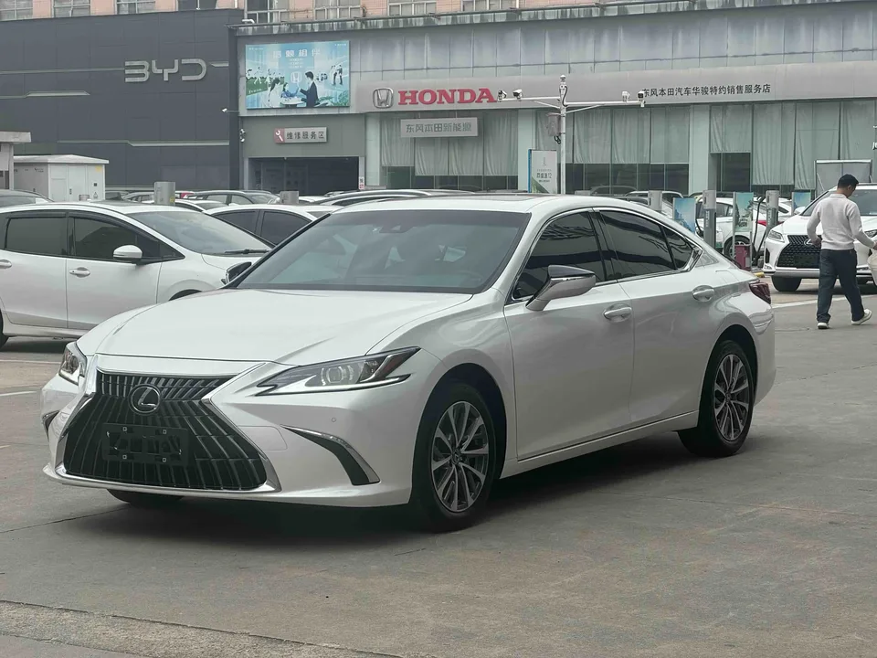 Lexus ES 2023