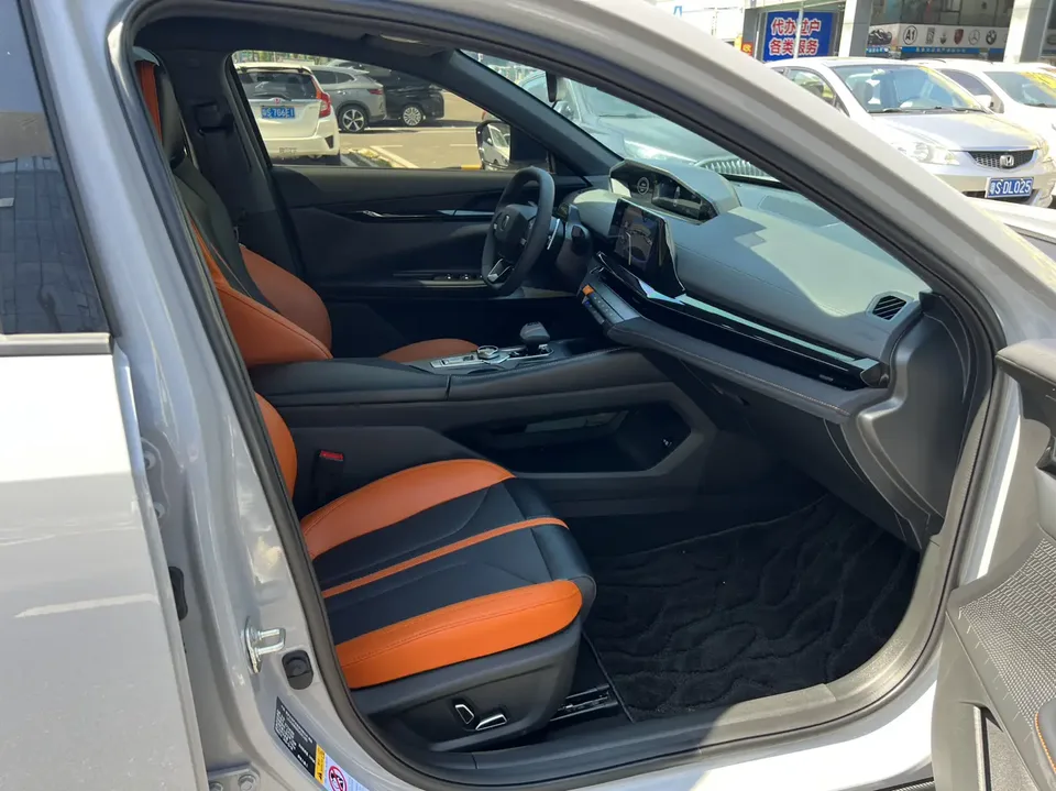 Changan UNI-V UNI-V 2024 1.5T Premium Sports Edition 2025 — thumbnail 5