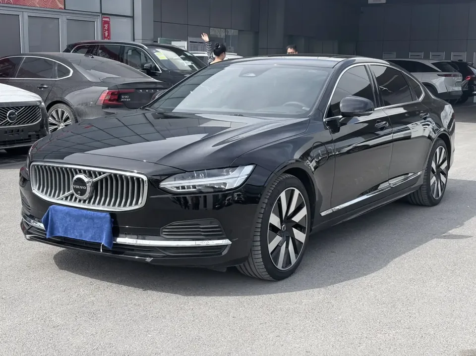 Volvo S90 plug-in hybrid Volvo S90 PHEV 2024 T8 4WD Long Range Zhiya Deluxe Edition 2024 — photo 1, buy with delivery to Moscow